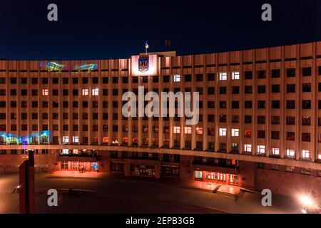 Nachtlichter der Stadt Iwano-Frankiwsk, Blick auf die Stadt von oben, Luftaufnahme, Nachtaufnahmen der Stadt. Stockfoto