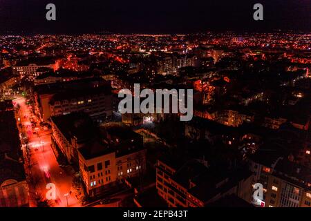 Nachtlichter der Stadt Iwano-Frankiwsk, Blick auf die Stadt von oben, Luftaufnahme, Nachtaufnahmen der Stadt. Stockfoto