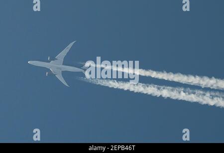 Wimbledon, London, Großbritannien. 27. Februar 2021. Royal Jordanian Boeing 787 Dreamliner fliegt um 41.000ft Uhr von Montreal nach Amman über London. Quelle: Malcolm Park/Alamy Live News. Stockfoto