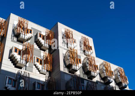 Außenfassade des schottischen Parlamentsgebäudes bei Holyrood in Edinburgh, Schottland, Großbritannien Stockfoto