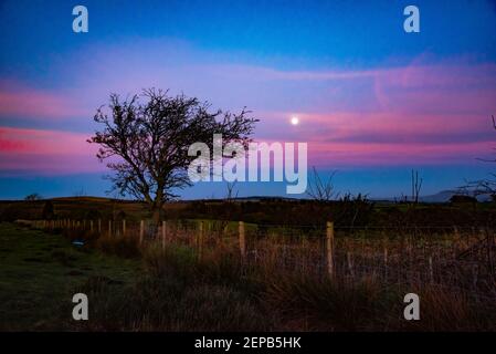 Preston, Lancashire, Großbritannien. Februar 2021, 27th. Sonnenuntergang und Schneemon in der Nähe von Preston, Lancashire. Kredit: John Eveson/Alamy Live Nachrichten Stockfoto