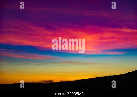 Preston, Lancashire, Großbritannien. Februar 2021, 27th. Sonnenuntergang in der Nähe von Preston, Lancashire. Kredit: John Eveson/Alamy Live Nachrichten Stockfoto