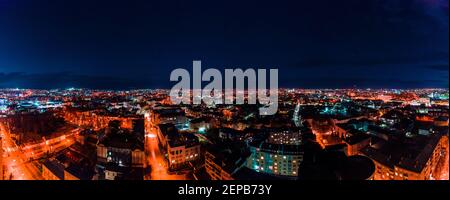 Panorama der Nacht Luftaufnahme der Stadt Ivano-Frankiwsk, helle Lichter von Autos und Nachtbeleuchtung der Stadt. Stockfoto