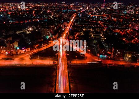 Panorama der Nacht Luftaufnahme der Stadt Ivano-Frankiwsk, helle Lichter von Autos und Nachtbeleuchtung der Stadt. Stockfoto