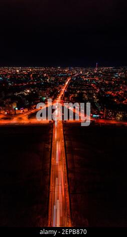 Panorama der Nacht Luftaufnahme der Stadt Ivano-Frankiwsk, helle Lichter von Autos und Nachtbeleuchtung der Stadt. Stockfoto