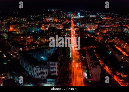 Panorama der Nacht Luftaufnahme der Stadt Ivano-Frankiwsk, helle Lichter von Autos und Nachtbeleuchtung der Stadt. Stockfoto