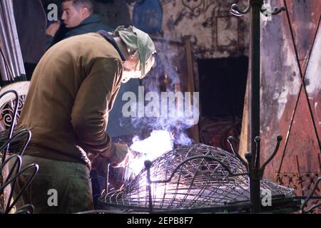 MARRAKESCH, MAROKKO - NOVEMBER 21; 2018 Metallarbeiter Schweißen in der Medina Stockfoto