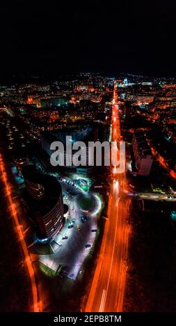 Panorama der Nacht Luftaufnahme der Stadt Ivano-Frankiwsk, helle Lichter von Autos und Nachtbeleuchtung der Stadt. Stockfoto