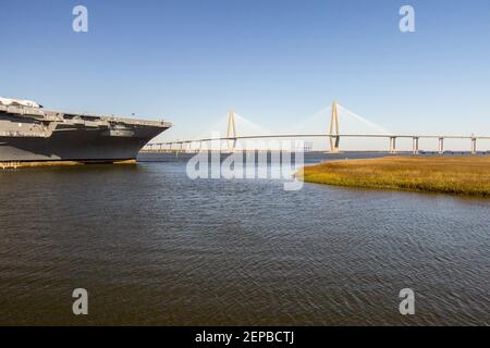 Die USS Yorktown und Ravenel Bridge am Patriots Point in Mount Pleasant, South Carolina. Stockfoto