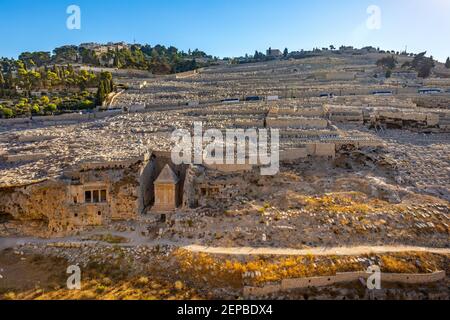 Jerusalem, Israel - 12. Oktober 2017: Panoramablick auf den jüdischen Friedhof an den westlichen Hängen des Ölbergs mit Absalom-Denkmal und Sacharjas tom Stockfoto