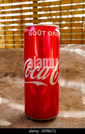 Dose von Coca-Cola auf einer alten Segeltuch Plane, Frankreich geputzt Stockfoto