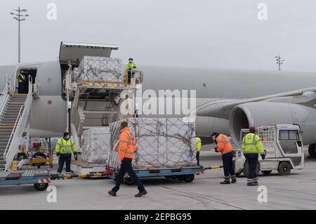 Brüssel, Ungarn. Februar 2021, 16th. Die Mitarbeiter transferieren die erste Charge des von Ungarn erworbenen Sinopharm COVID-19 Impfstoffes auf dem Liszt Ferenc International Airport in Budapest, Ungarn, 16. Februar 2021. Quelle: Attila Volgyi/Xinhua/Alamy Live News Stockfoto