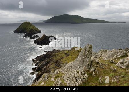 Blick von Slea aus Richtung Blasket Islands vor der Küste der Dingle Peninsula, Irland. Stockfoto