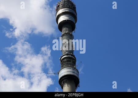 Ostankino Fernsehturm in Moskau, Russland. Mit einer Höhe von 540,1 Metern war es das erste freistehende Bauwerk der Welt, das 500 Meter i überschreitet Stockfoto