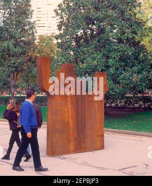 ESPACIO VIII - 2000 - EXPOCION DE ESCULTURA ESPAÑOLA CONTEMPORANEA EN PASEO DE COCHES DEL RETIRO. Autor: EDUARDO CHILLIDA (1924-2002). Lage: RETIRO, EL. MADRID. SPANIEN. Stockfoto