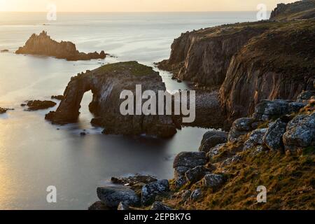 Die Inseln Enys Dodnan und der bewaffnete Ritter vor der Küste von Land's End, Cornwall. Stockfoto