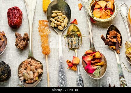 Set von getrockneten Heilkräutern, plants.Dry Tee leaf.Herbal Medizin.Various Arten von Tee in Löffeln Stockfoto