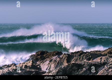 Wilde Wellen brechen über dem Cribbar Reef vor Towan Head in Fistral Bay in Newquay in Cornwall. Stockfoto