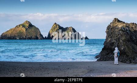 Ein Panoramabild des späten Abendlichts über Carters Rocks Gull Rocks an der Holywell Bay in Cornwall. Stockfoto