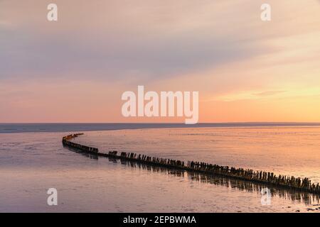 Sonnenaufgang über dem Wattenmeer bei Wierum in der Provinz Friesland. Stockfoto