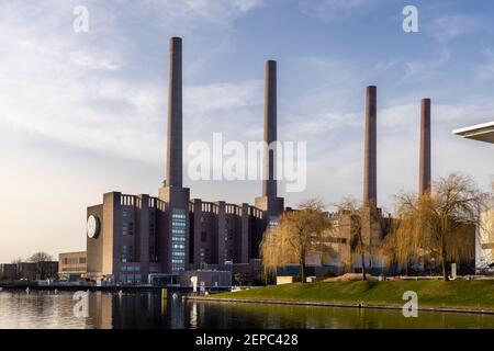 Das Volkswagen Autowerk ist ein prominentes Wahrzeichen der deutschen Stadt Wolfsburg. Fabrikgebäude sind überall in der Innenstadt zu sehen. Stockfoto