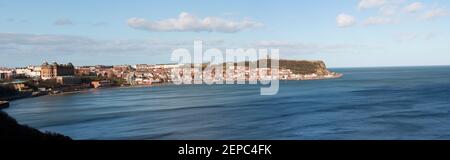 Die Burg Headland dominiert den Blick über die South Bay in Scarborough. Eines der ältesten traditionellen Badeorte in Großbritannien Stockfoto