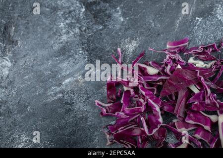 Draufsicht auf gehackten lila Kohl auf grauem Hintergrund Stockfoto