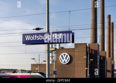 Der Hauptbahnhof Wolfsburg befindet sich in der Nähe des Volkswagen-Automobilwerks. Stockfoto