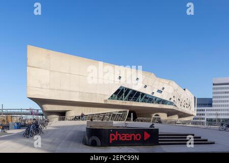 Das Wissenschaftszentrum Phaeno lockt Besucher zu wechselnden Ausstellungen. Das Center liegt günstig neben dem Bahnhof Wolfsburg. Stockfoto