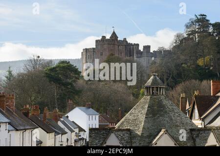 Das Dach des Dunster's Yarn Market mit dem Schloss im Hintergrund. Dunster, Somerset, Großbritannien. Stockfoto