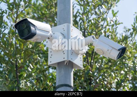 Sicherheitssysteme und Alarmtechnik Konzept: CCTV-Kamera an einer Außenwand hängen und Aufzeichnung. Digitale Überwachung. Hohe Sicherheit und Schutz Stockfoto