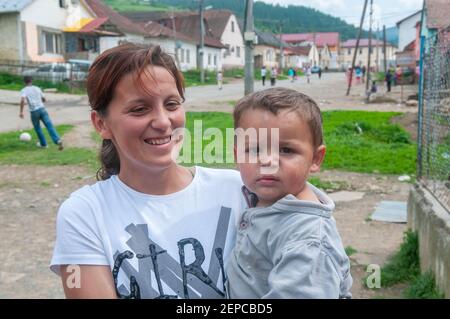 Lomnicka, Slowakei. 05-16-2018. Roma oder Zigeunermutter mit Kind in einer verlassenen Gemeinschaft im Herzen der Slowakei, die unter elenden Bedingungen lebt. Stockfoto