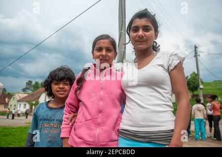 Lomnicka, Slowakei. 05-16-2018. Roma- oder Zigeunerkinder in einer verlassenen Gemeinschaft im Herzen der Slowakei, die unter elenden Bedingungen lebt. Stockfoto