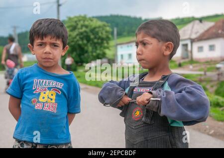 Lomnicka, Slowakei. 05-16-2018. Roma- oder Zigeunerkinder in einer verlassenen Gemeinschaft im Herzen der Slowakei, die unter elenden Bedingungen lebt. Stockfoto