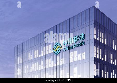 Peking, China. Februar 19, 2021. Nur für redaktionelle Verwendung, 3D CGI. China Mobile Corporation Beschriftungen Logo auf Glasgebäude. Workplace Telecom Compa Stockfoto