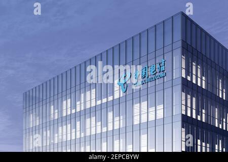 Peking, China. Februar 19, 2021. Nur für redaktionelle Verwendung, 3D CGI. China Telecom Corporation Beschriftungen Logo auf Glasgebäude. Telekommunikation Am Arbeitsplatz Stockfoto