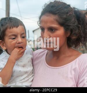 Lomnicka, Slowakei. 05-16-2018. Roma oder Zigeunermutter mit Kind mit Behinderung in einer verlassenen Gemeinschaft im Herzen der Slowakei, in elenden Leben Stockfoto