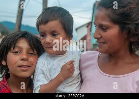 Lomnicka, Slowakei. 05-16-2018. Zigeunermutter und Kinder leben in Elend und Armut in einer verlassenen Roma-Gemeinschaft im Herzen der Slowakei. Stockfoto