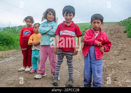 Lomnicka, Slowakei. 05-16-2018. Roma- oder Zigeunerkinder in einer verlassenen Gemeinschaft im Herzen der Slowakei, die unter elenden Bedingungen lebt. Stockfoto