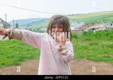 Lomnicka, Slowakei. 05-16-2018. Roma oder Zigeuner lächelndes Mädchen in einer verlassenen Gemeinschaft im Herzen der Slowakei, in elenden Bedingungen leben. Stockfoto