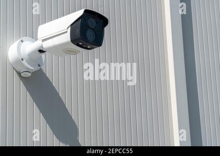 Sicherheitssysteme und Alarmtechnik Konzept: CCTV-Kamera an einer Außenwand hängen und Aufzeichnung. Digitale Überwachung. Hohe Sicherheit und Schutz Stockfoto