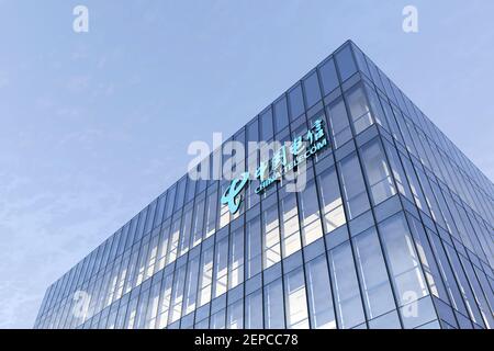 Peking, China. Februar 19, 2021. Nur für redaktionelle Verwendung, 3D CGI. China Telecom Corporation Beschriftungen Logo auf Glasgebäude. Telekommunikation Am Arbeitsplatz Stockfoto