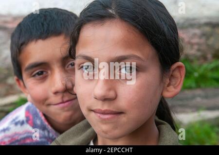 Lomnicka, Slowakei. 05-16-2018. Zigeunerkind, das in Elend und Armut in einer verlassenen Roma-Gemeinschaft im Herzen der Slowakei lebt. Stockfoto