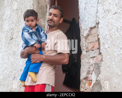 Lomnicka, Slowakei. 05-16-2018. Zigeunervater und -Sohn leben in Elend und Armut in einer verlassenen Roma-Gemeinschaft im Herzen der Slowakei. Stockfoto