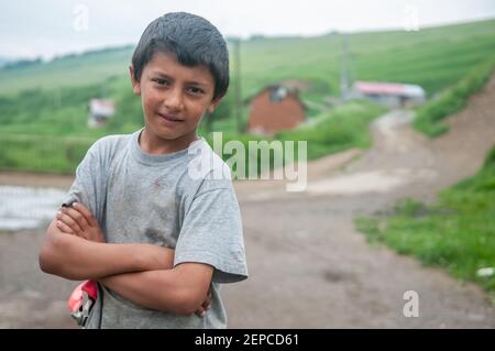 Lomnicka, Slowakei. 05-16-2018. Zigeunerjunge, der in Elend und Armut in einer verlassenen Roma-Gemeinschaft im Herzen der Slowakei lebt. Stockfoto