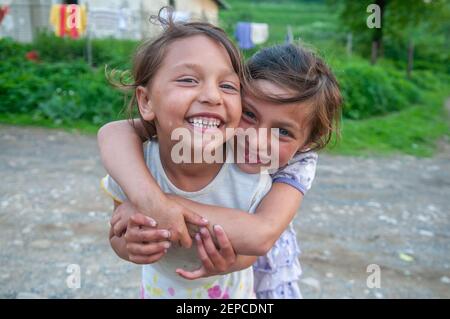 Lomnicka, Slowakei. 05-16-2018. Zigeuner lächelnde Mädchen leben in Elend und Armut in einer verlassenen Roma-Gemeinschaft im Herzen der Slowakei. Stockfoto