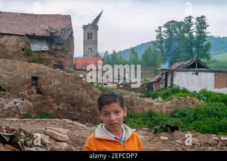 Lomnicka, Slowakei. 05-16-2018. Trauriges Zigeunermädchen, das in einer zerstörten Roma-Gemeinschaft im Herzen der Slowakei lebt. Stockfoto