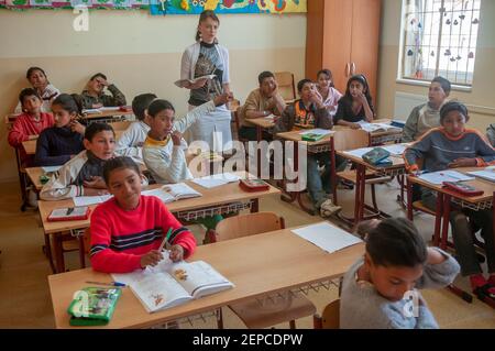 Lomnicka, Slowakei. 05-16-2018. Zigeunerkinder besuchen die Schule in einer verlassenen Roma-Gemeinschaft im Herzen der Slowakei. Stockfoto