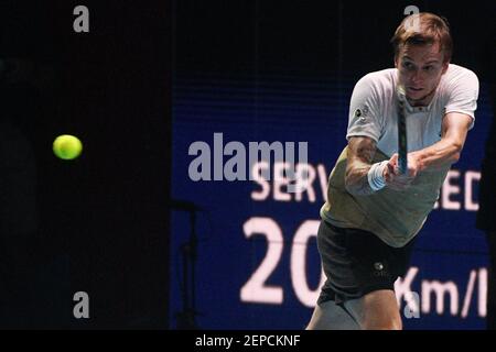 Singapur. Februar 2021, 27th. Alexander Bublik gibt den Ball während der Männer-Einzel-Halbfinalspiel zwischen Radu Albot aus Moldawien und Alexander Bublik aus Kasachstan bei der Singapore Tennis Open Turnier in Singapur am 27. Februar 2021. Kredit: Dann Chih Wey/Xinhua/Alamy Live Nachrichten Stockfoto