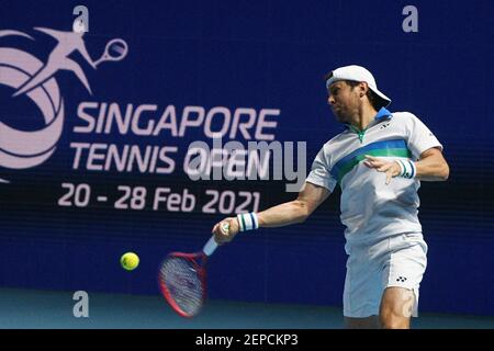 Singapur. Februar 2021, 27th. Radu Albot gibt den Ball während des Halbfinalmatches der Männer zwischen Radu Albot aus Moldawien und Alexander Bublik aus Kasachstan beim Singapore Tennis Open Turnier in Singapur am 27. Februar 2021 zurück. Kredit: Dann Chih Wey/Xinhua/Alamy Live Nachrichten Stockfoto